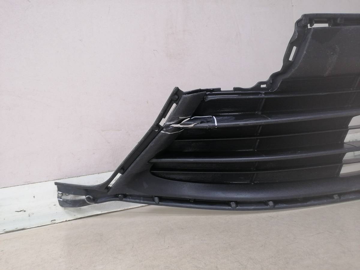 Решетка в бампер центральная Toyota Rav 4 (A40) 2013>