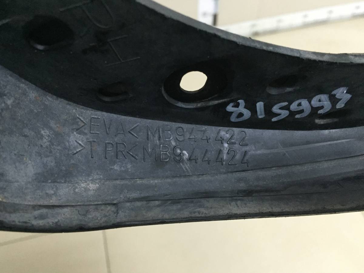 Брызговик передний правый Mitsubishi Delica 4 1994-2007