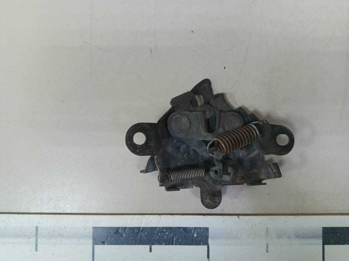 Замок капота Toyota Vitz (P10) 1999-2005