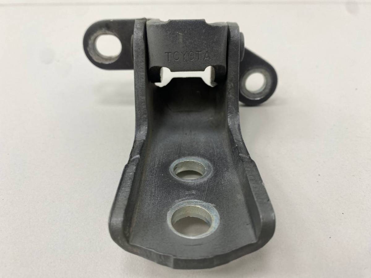 Петля двери передней правой верхняя Toyota Avensis (T250) 2003-2009