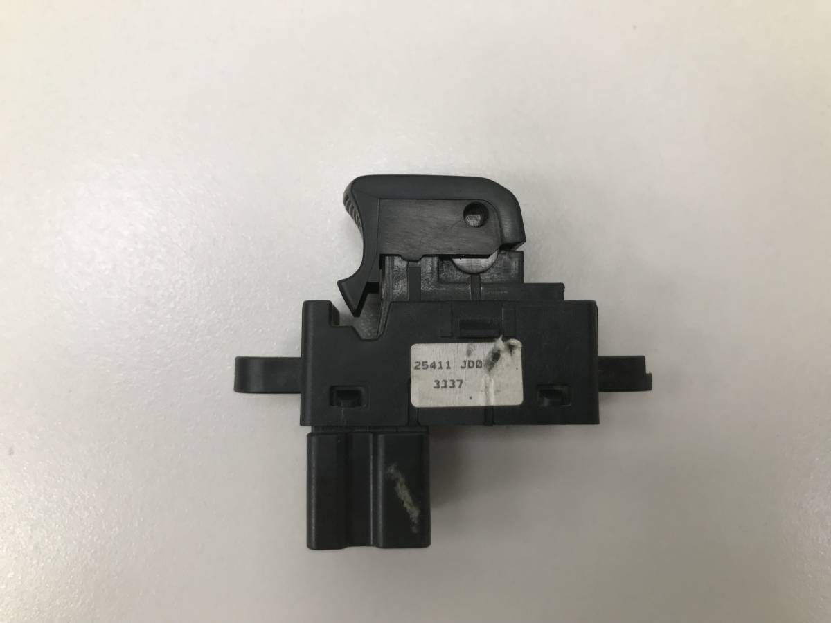 Кнопка стеклоподъемника Nissan Qashqai (J10) 2006-2013