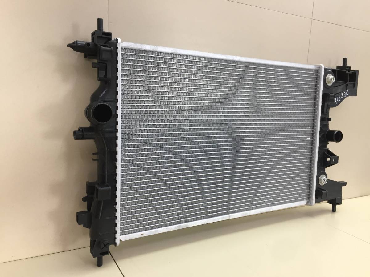 Радиатор охлаждения двигателя Opel Astra J 2010-2017