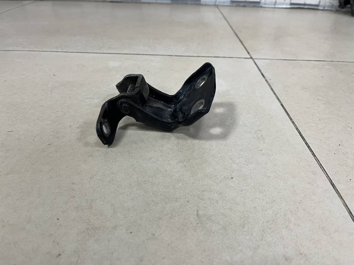 Петля двери задней правой верхняя Mazda BT-50 2006-2012