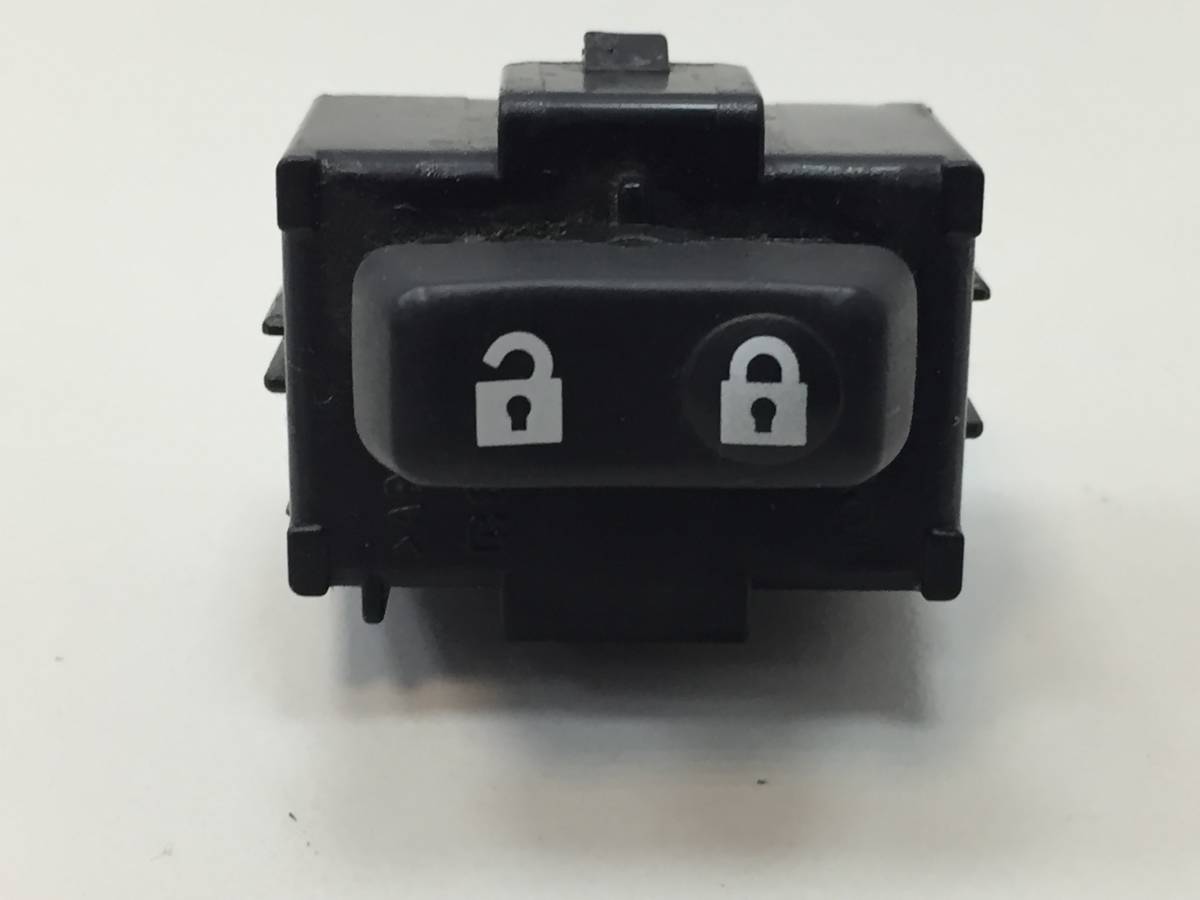 Кнопка центрального замка Toyota Tundra (XK50) 2006-2010