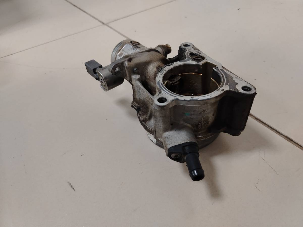 Насос вакуумный Volkswagen Passat B6 2005-2010