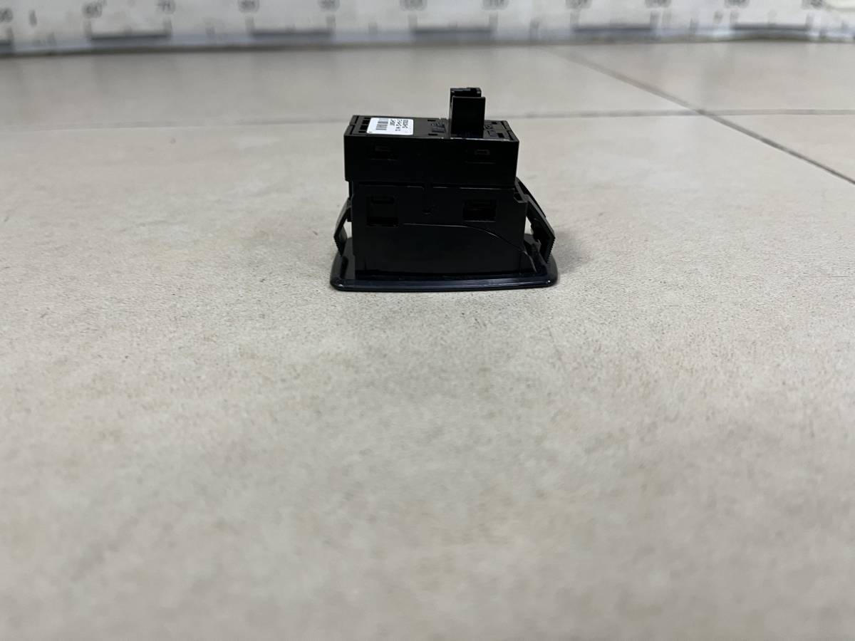 Кнопка стеклоподъемника BMW 1-series F20/F21 2011>