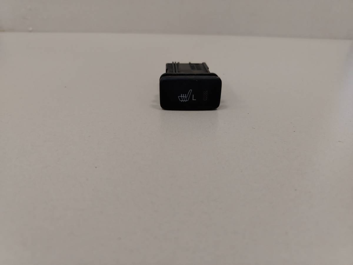Кнопка обогрева сидений Toyota Camry (XV30) 2001-2006 Кнопка обогрева сидений Toyota Camry (XV30) 2001-2006