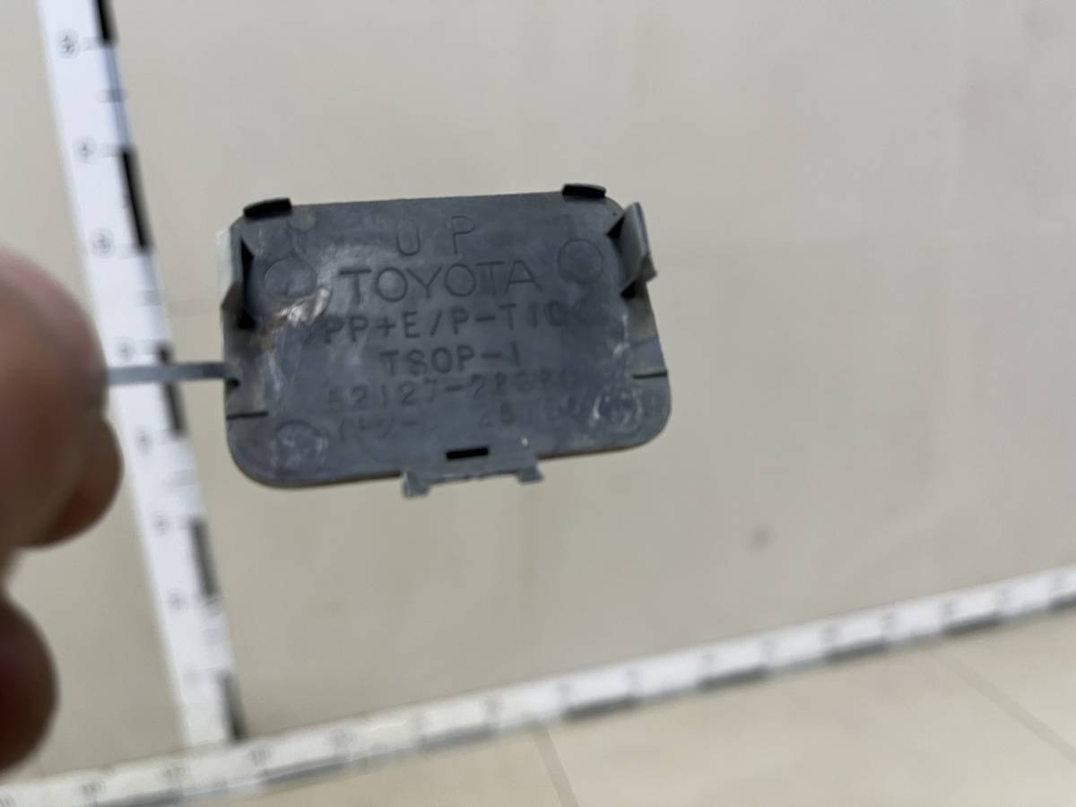 Заглушка буксировочного крюка Toyota Hiace H200 2005-2015