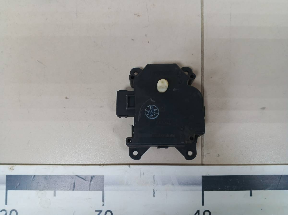 Моторчик заслонки печки Toyota Carina (T210) 1996-2001 Моторчик заслонки печки Toyota Carina (T210) 1996-2001