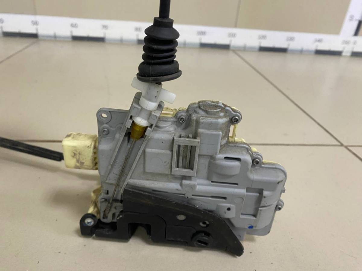 Замок двери задней правой Volkswagen Passat B6 2005-2010