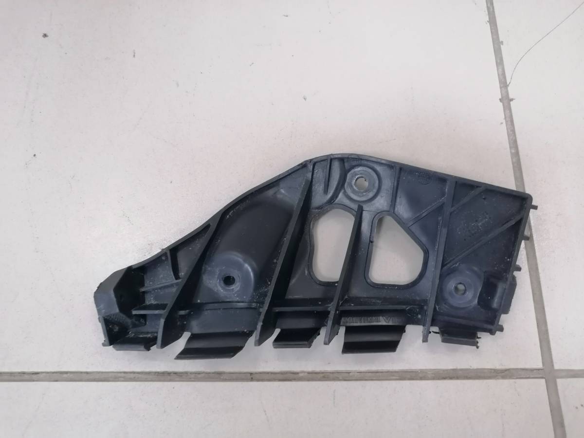 Кронштейн заднего бампера правый Renault Sandero 2009-2014