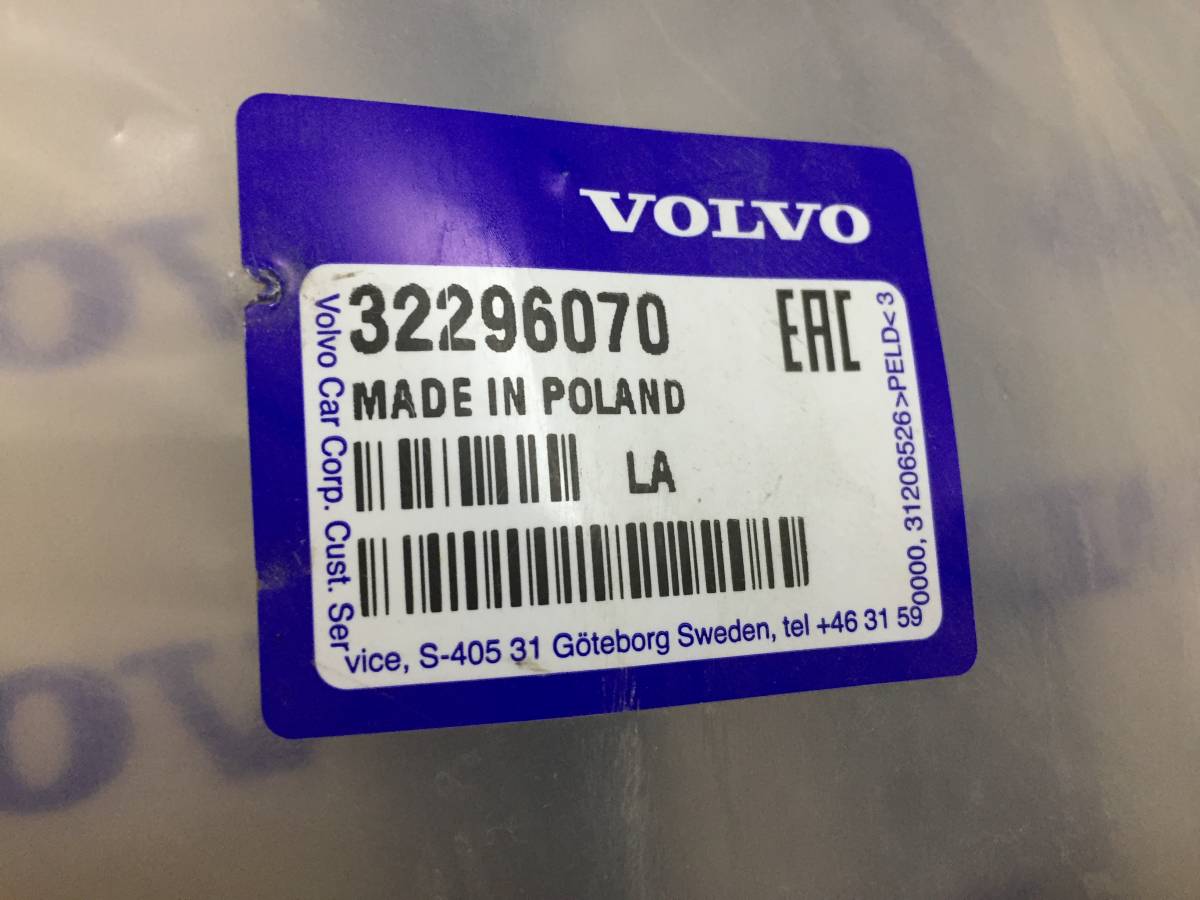 Решетка в бампер центральная Volvo XC60 2017>