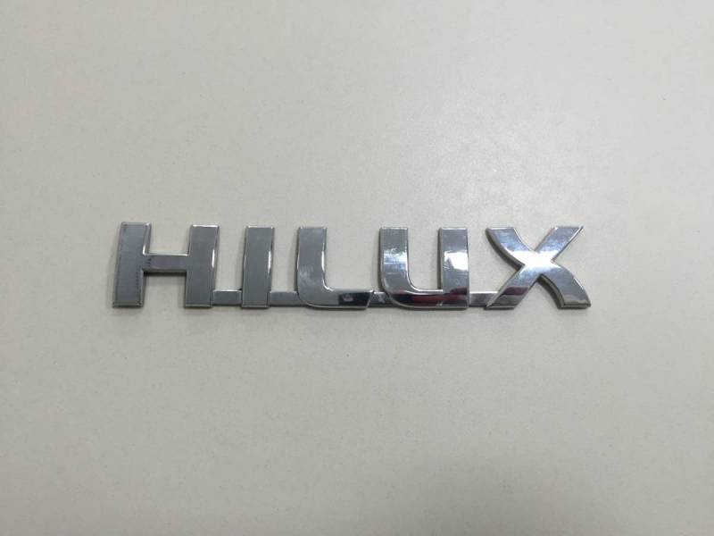 Значок тойота хайлюкс. Эмблема на бампер Toyota Hilux. Значок Тойота тундра. Эмблема Тойота в масштабе 1:18.